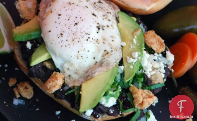 Café da manhã Torta (sanduíche de café da manhã mexicano com ovos, carne de porco crocante e feijão)