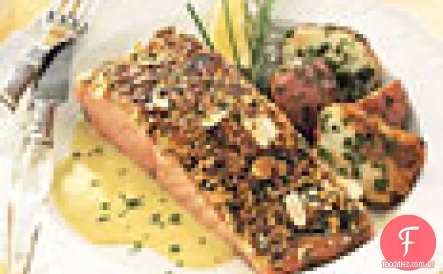 Salmão com crosta de amêndoa com creme de alho-poró e limão