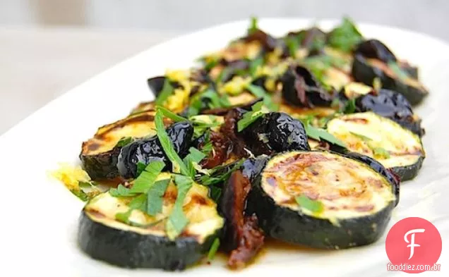 Abobrinha grelhada com azeitonas, salsa e limão