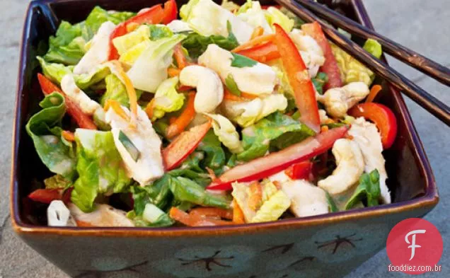 Salada de frango chinês com vinagrete de gengibre de gergelim