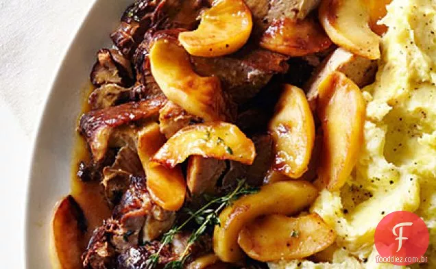Carne de porco assada com molho de maçã-tomilho