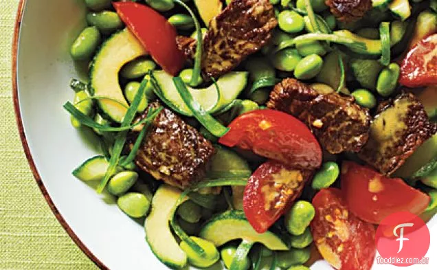 Salada Edamame com pedaços de bife crocantes