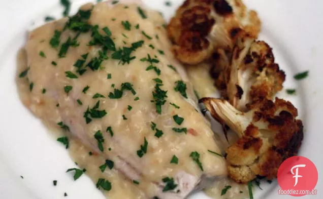 Walleye Raso-escalfado de Michael Ruhlman com vinho branco-molho de chalota