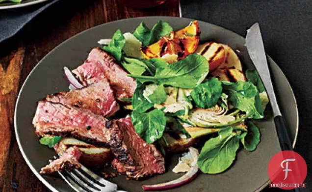 Faixa Toscana de Nova York com salada de rúcula e alcachofra