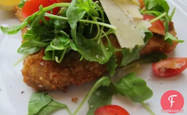 Vitela milanesa com salada de rúcula