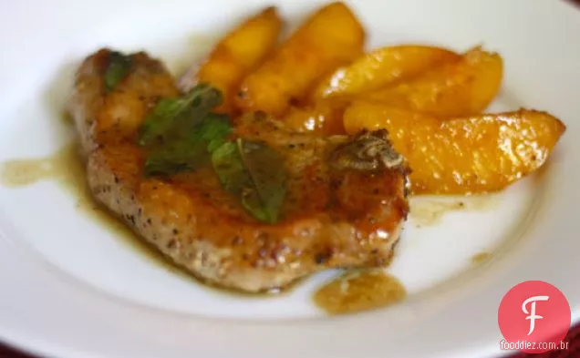 Costeletas de porco com pêssegos, Bourbon e manjericão