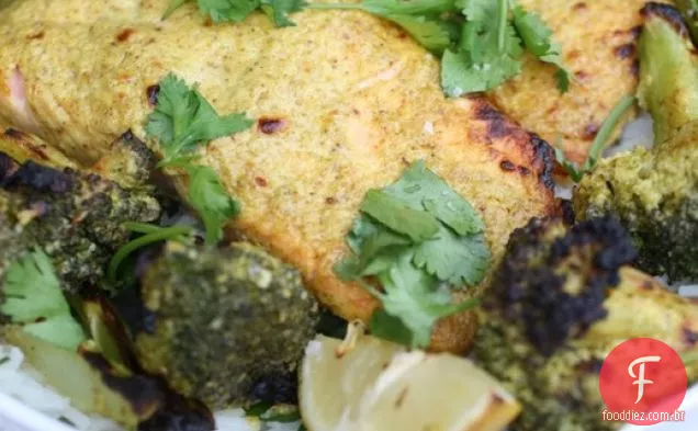Salmão e legumes carbonizados ao estilo Tandoori