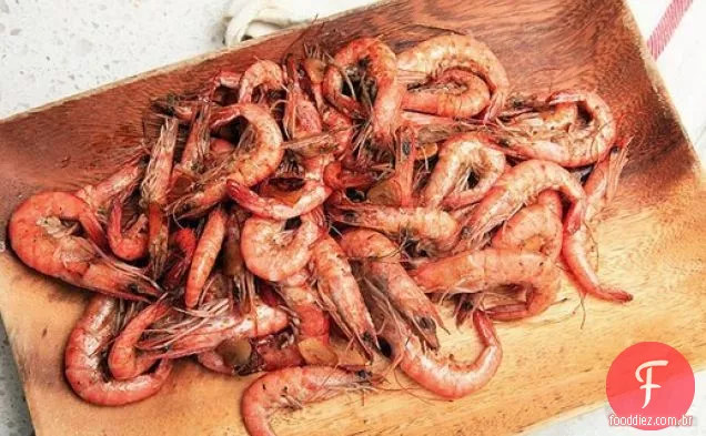 Descasque e coma camarão em estilo brasileiro com alho frito (Camarao ao Alho)