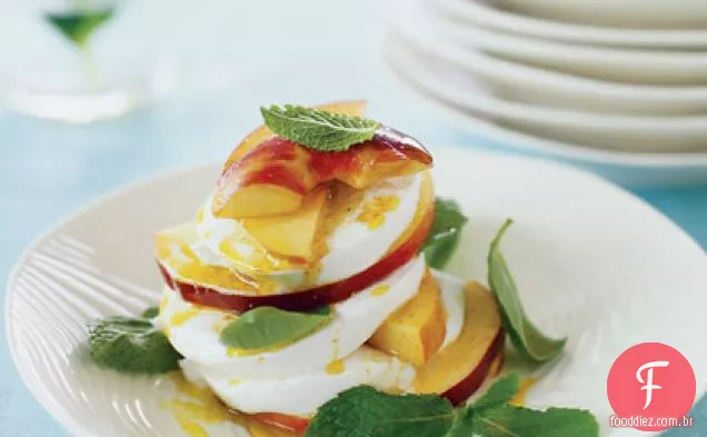 Salada de Caprese de pêssego e hortelã com vinagrete de Curry
