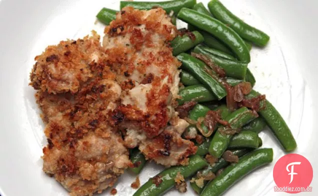 Coxas de frango de Mario Batali com migalhas de alho e ervilhas