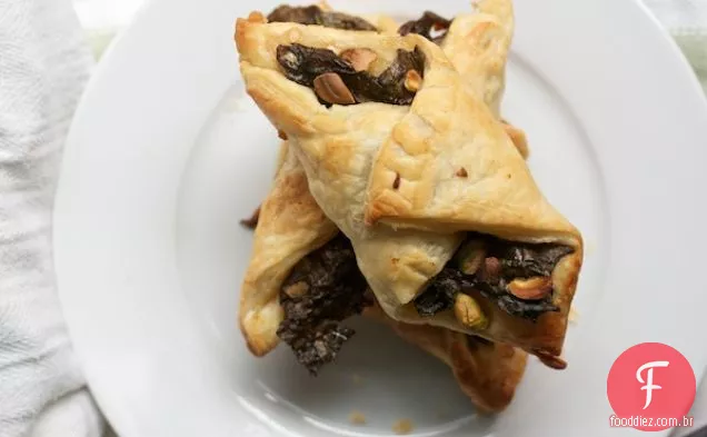 Turnovers De Acelga Suíça Com Parmesão E Pistache