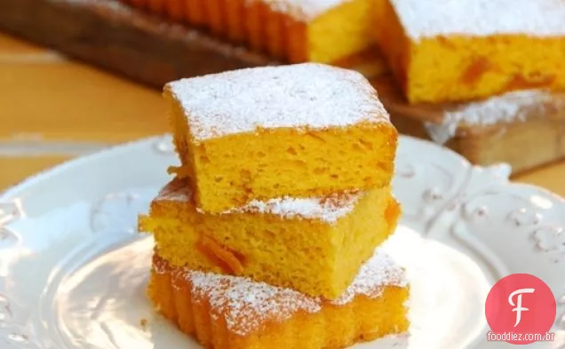 Bolo de limão e amêndoa com morangos macerados