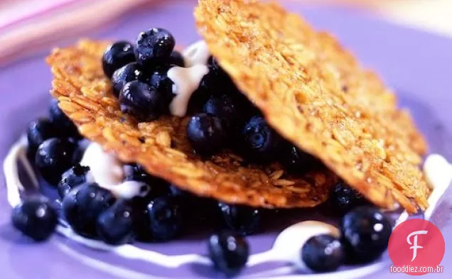 Batatas fritas de aveia com mirtilos, pêssegos e Crème Fraîche