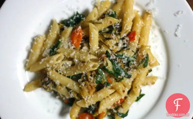 Penne com abobrinha frita, Ouro Do Sol e rúcula