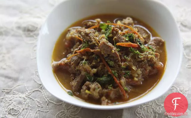 Carne cozida ao estilo indiano com pimenta