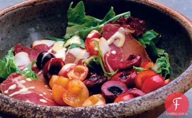 Salada de folhas de verão de Nigel Slater, carne de porco curada e cerejas