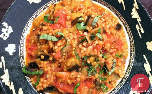 Berinjela e molho de tomate com cuscuz israelense