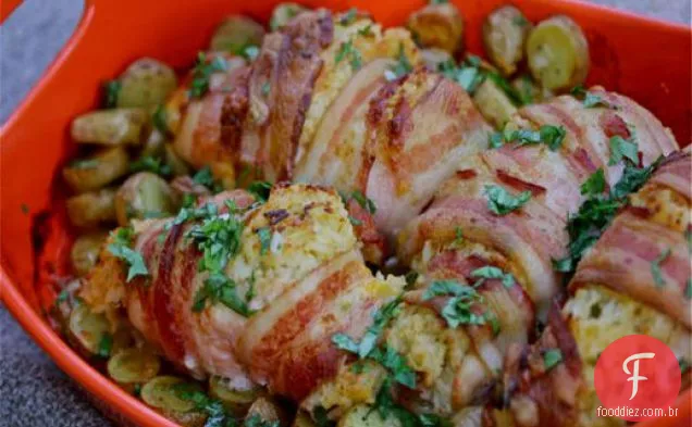 Frango embrulhado em Bacon, cheddar e jalapeno parcelas com batatas dedilhadas