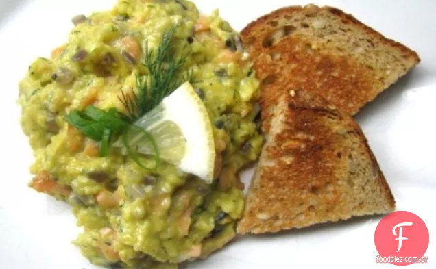 Salmão defumado com endro, cebola roxa e Crème Fraîche