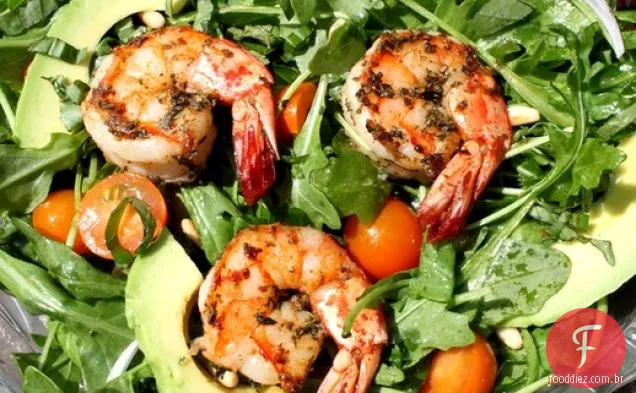 Camarão picante com abacate e salada de rúcula