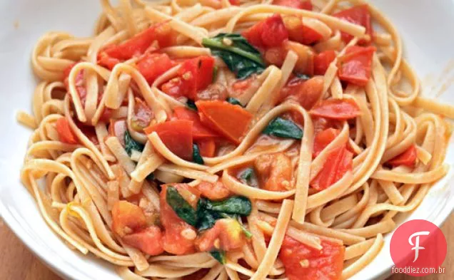 Macarrão de trigo integral de Alice Waters com vinagrete de tomate