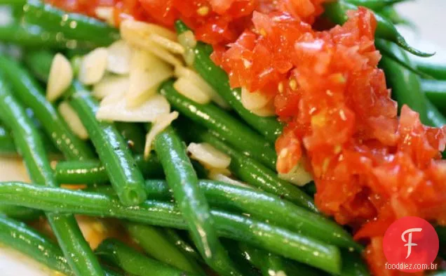 Salada torrada dos Verts dos Haricots com tomates frescos e alho