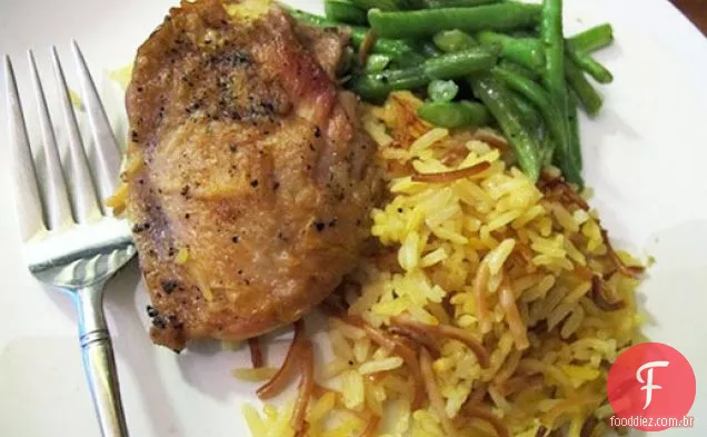 Frango frigideira com arroz caseiro-a-Roni e feijão verde