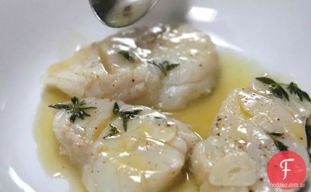 Robalo refogado a vapor do River Cottage com tomilho e limão