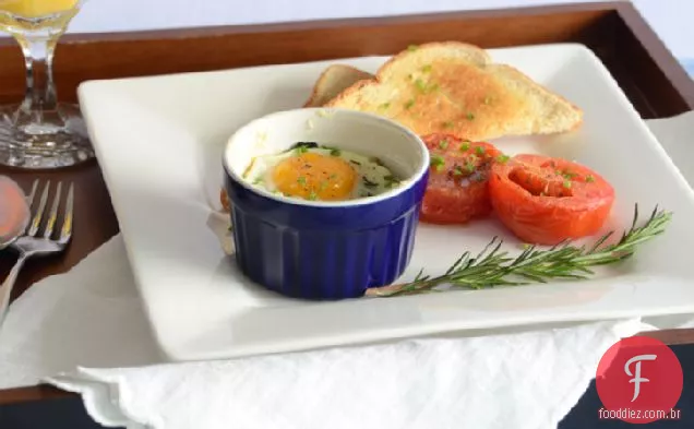Ovos coalhados no forno {com acelga, parmesão e ervas frescas}
