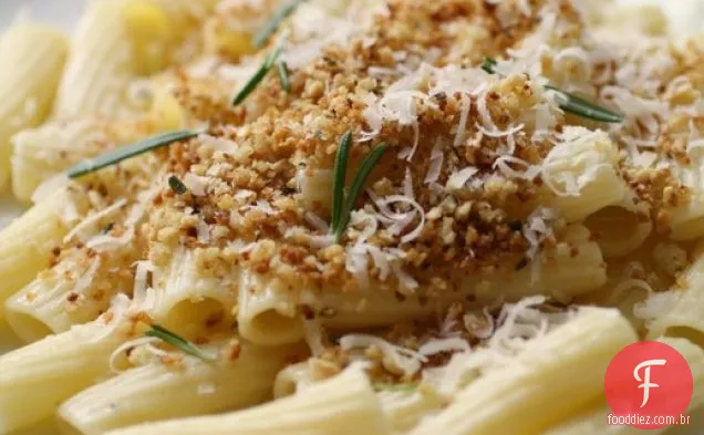 Rigatoni com pão ralado, alecrim, alho e Parmigiano Reggiano