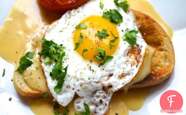 Rarebit Galês com tomates assados