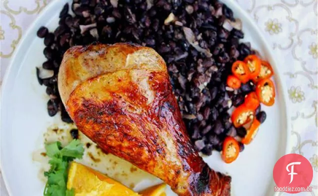 Baquetas de peru com vidro de laranja e cerveja Com Feijão Preto