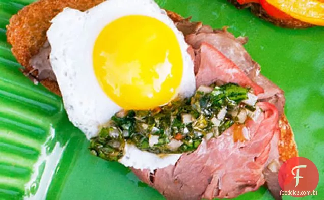 Picnic Crostini com rosbife, Chimichurri e ovo de codorna