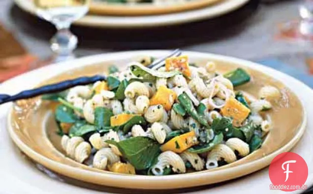 Salada de macarrão Cavatappi com pesto de noz-sálvia