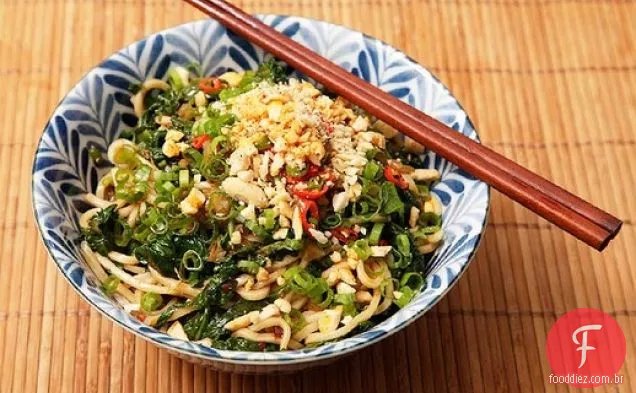 Macarrão Sichuan frio com espinafre e amendoim