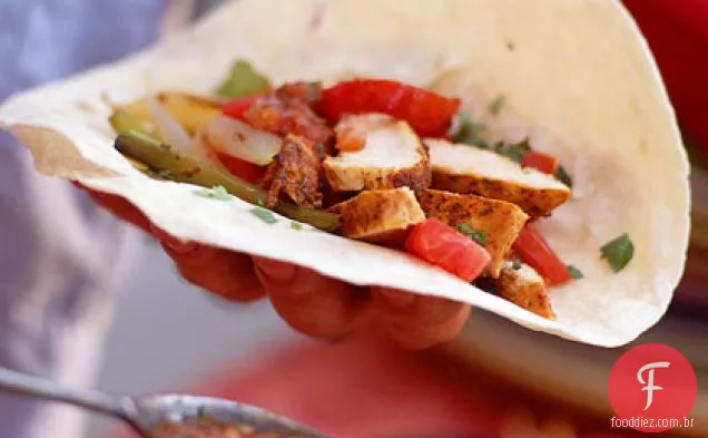 Fajitas misturadas com pimentão e cebola