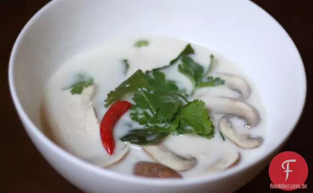 Sopa de Frango De Coco tailandesa (Tom Kha Gai) com cogumelos