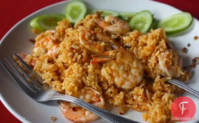 Arroz frito com camarão com Nam Prik Pao e capim-limão crocante