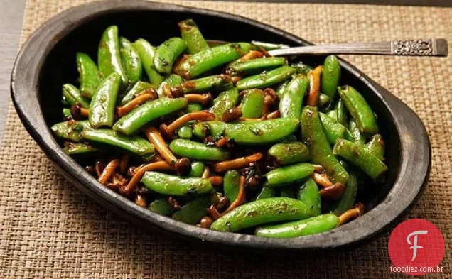 Ervilhas e cogumelos fritos com molho de peixe e manjericão