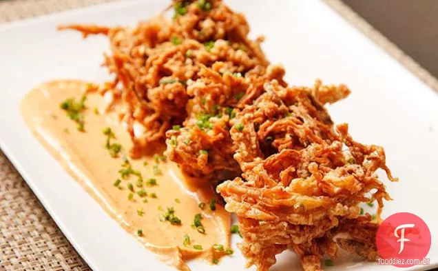 Bolinhos crocantes de Enoki e cebola com maionese de Curry tailandês