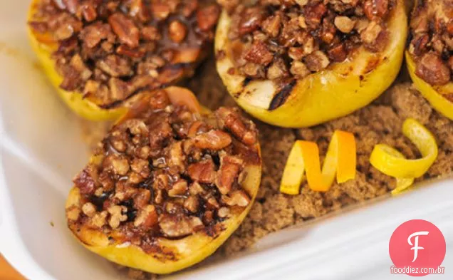 Maçãs recheadas com molho de caramelo