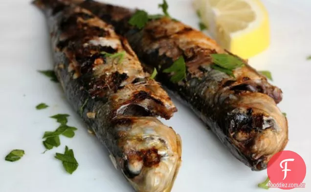 Sardinhas grelhadas com limão, alho e páprica