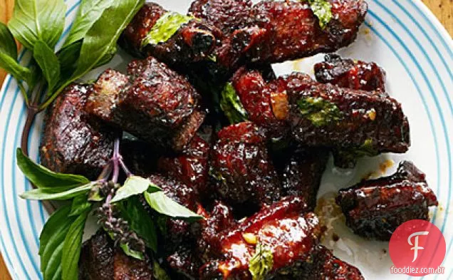 Riblets vidrados chineses com alho e manjericão tailandês
