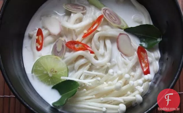 Sopa Tom Kha Udon com cogumelos