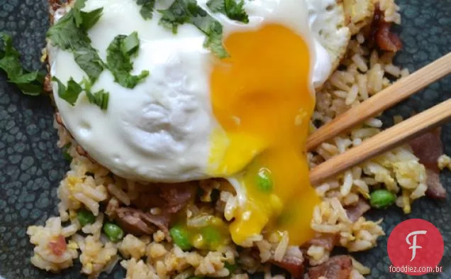 Bacon e ovo arroz frito