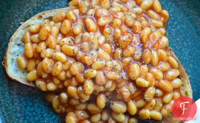 Feijão de estilo britânico na torrada