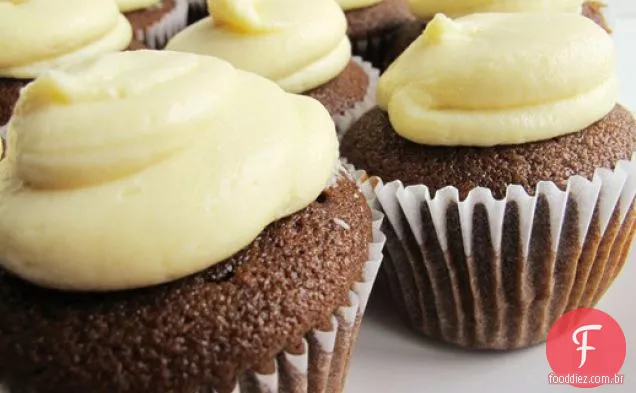 Chocolate Gingerbread Cupcakes com cobertura de queijo creme de Chocolate branco
