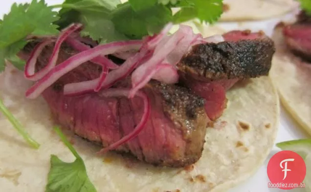 Lombo de carne e tacos de cebola em conserva