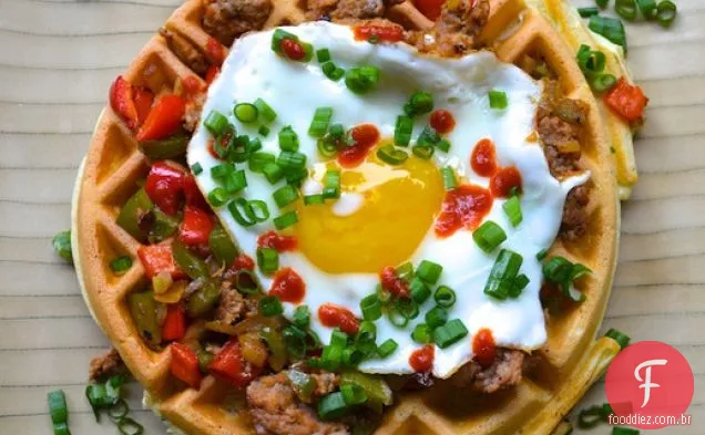 Waffles de ervas com salsicha, pimentão e um ovo frito