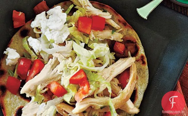 Tostadas de frango e molho de abacate